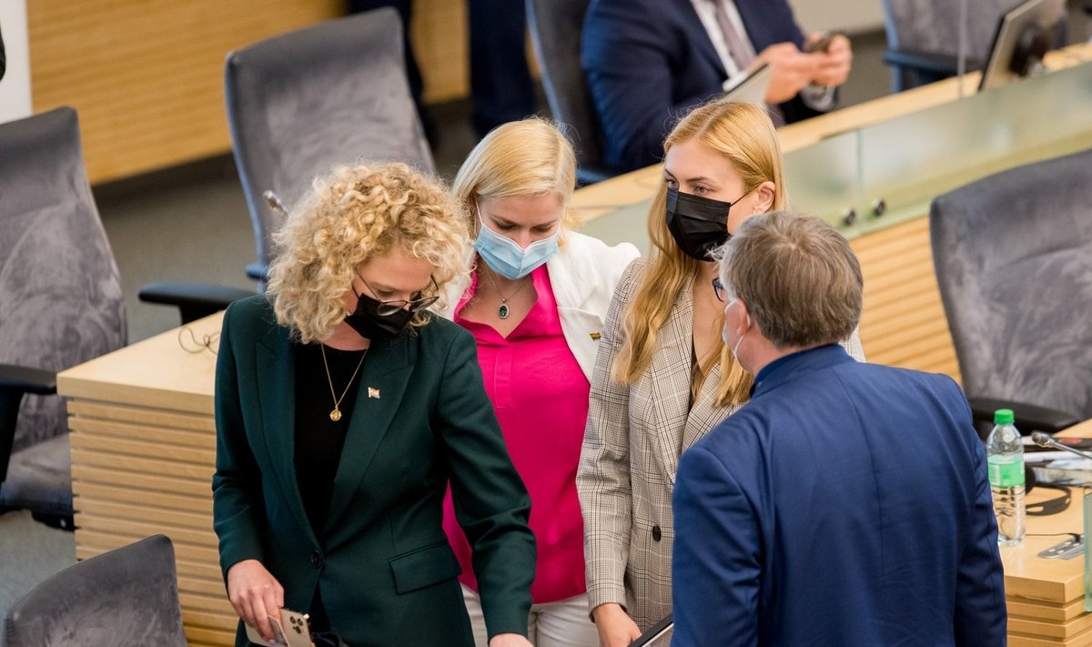 Laisvės partijos nariai Seimo posėdyje, kuriame buvo balsuojama dėl Partnerystės įstatymo priėmimo