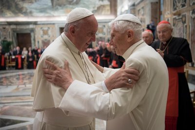 Buvęs popiežius Benediktas XVI ir popiežius Pranciškus