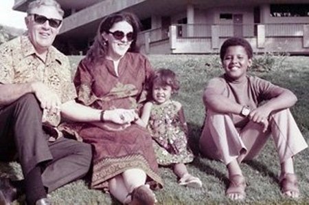 Barackas Obama su seneliu, motina ir seserimi