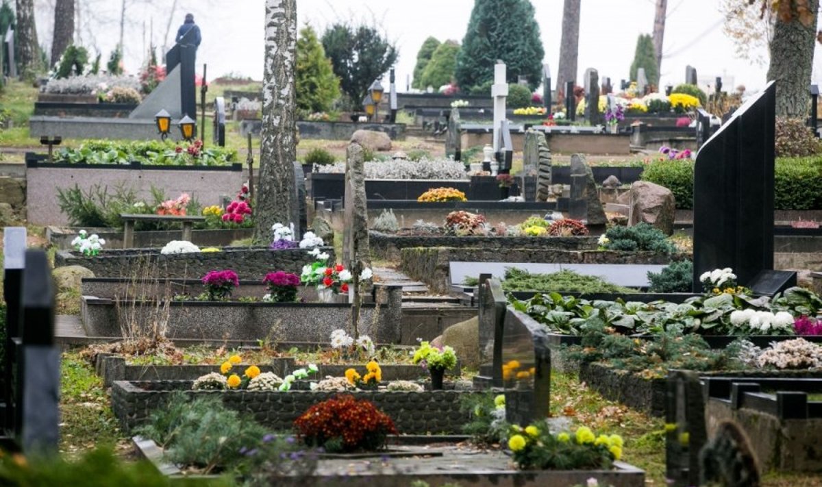Kapinėse netrūksta kapaviečių, kurios paverstos į gėlių darželius