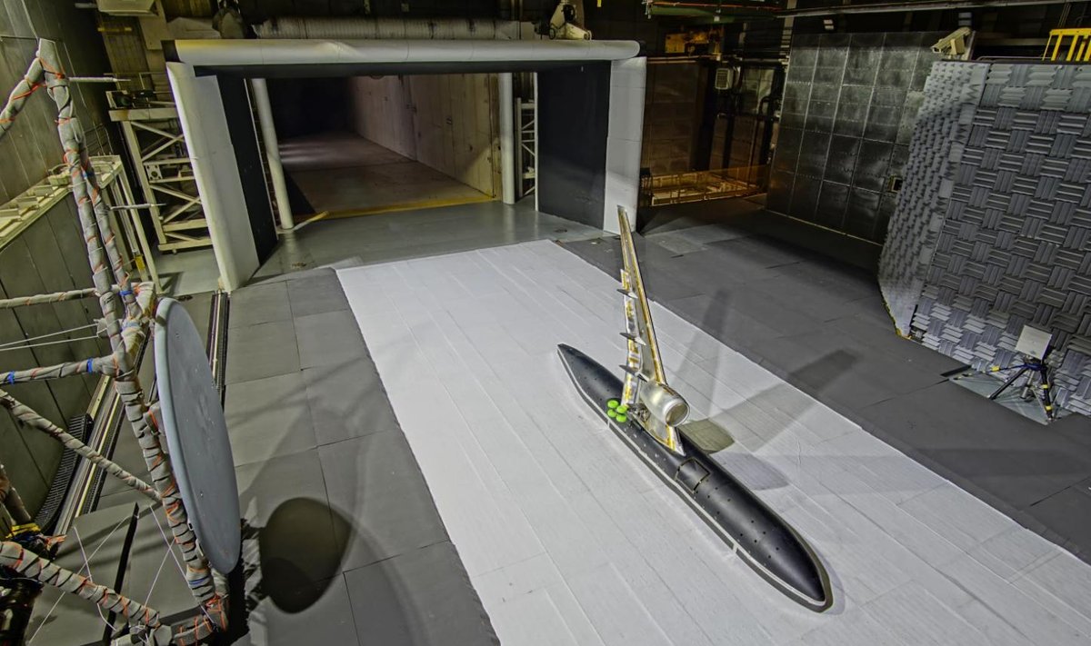 Lėktuvo sparno modelis NASA vėjo tunelyje
