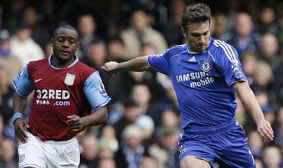 Andrejus Ševčenka ("Chelsea") muša įvartį į "Aston Villa" vartus