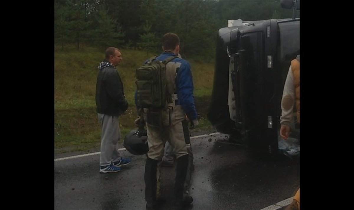 Trakų r. nuo kelio nulėkė sunkvežimis, sužalotas vairuotojas