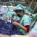 JAV dėl prievartinio darbo uždraudė vienos Malaizijos įmonės gaminamas pirštines