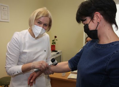 Jolanta Česienė tikrina pacientę