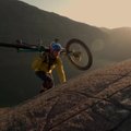 Drąsiaširdis kalnų dviratininkas įspūdingai nusileido nuo Škotijos salos uolų