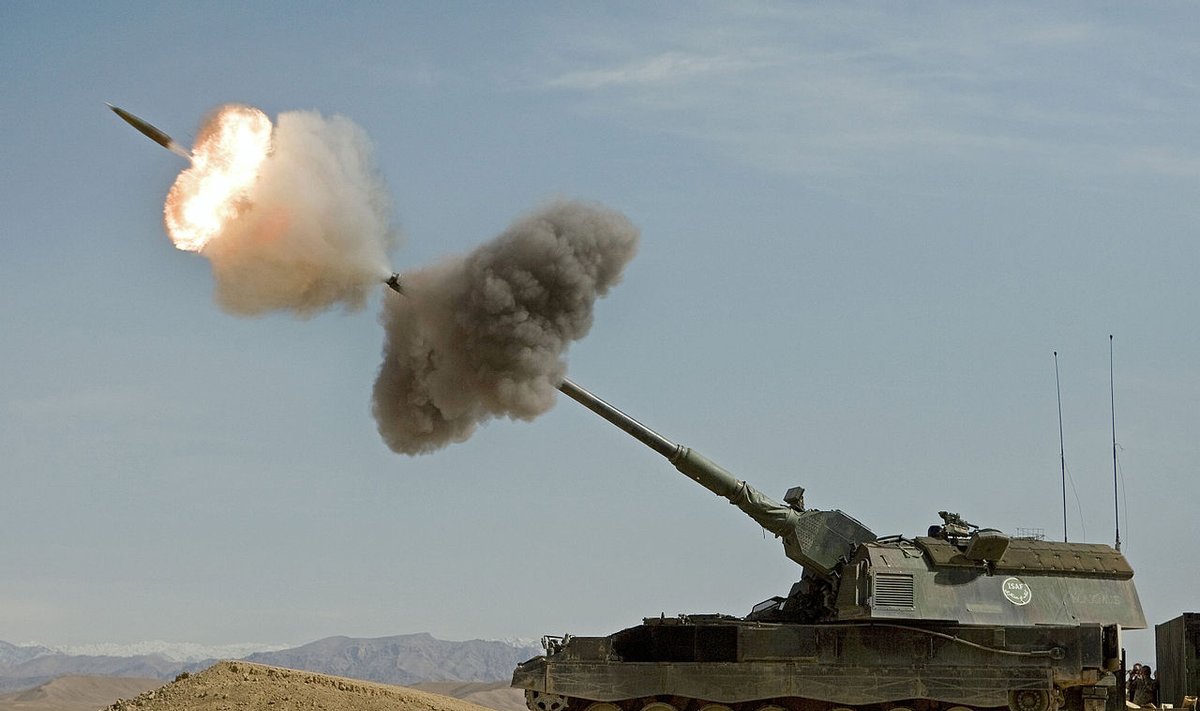 "Dutch Panzerhaubitz fires in Afghanistan" by Ministerie van Defensie