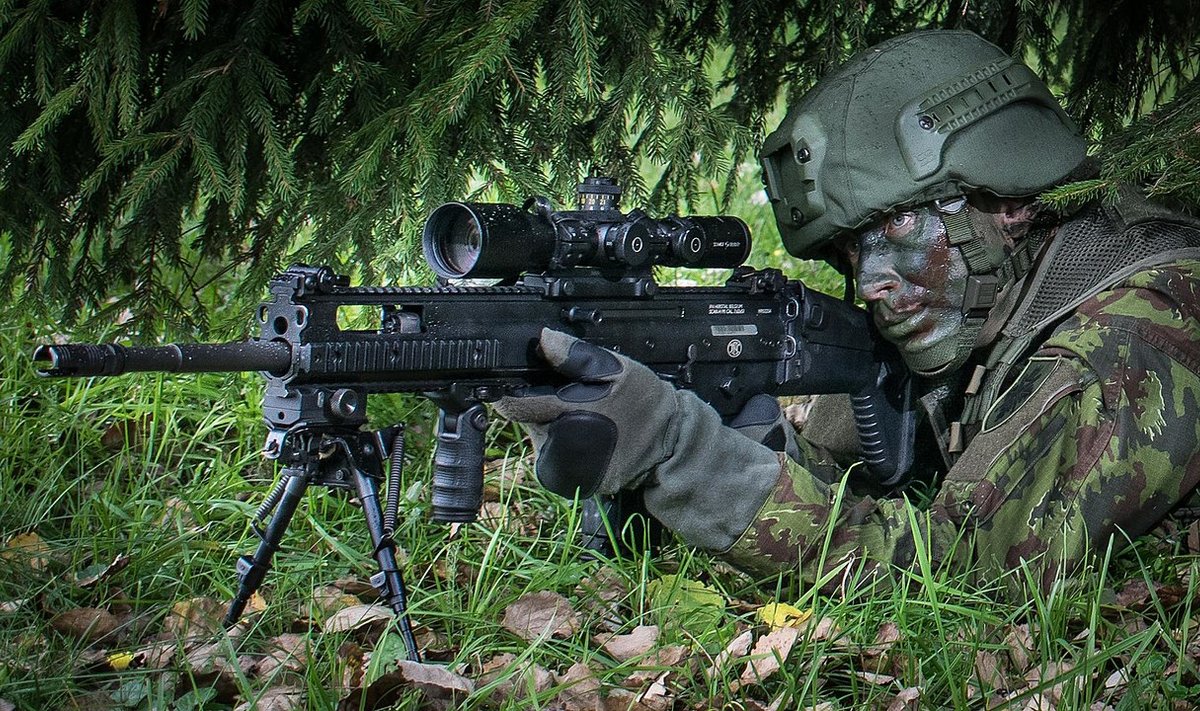 Lietuvos karys su taikliojo šaulio ginklu 