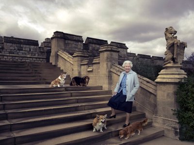 Karalienė Elžbieta II su šunimis
