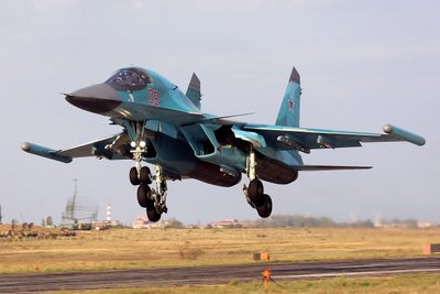 Su-34 su elektroninės kovos sistema "Chibiny" (ant sparnų)
