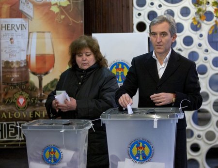 Moldovos parlamento rinkimuose balsuoja premjeras Iurie Leanca 