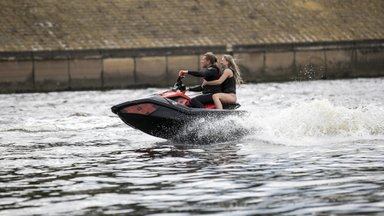 Vandens motociklų pramogos Nemune pykdo kauniečius: štai kas gresia už nelegalius pasiplaukiojimus