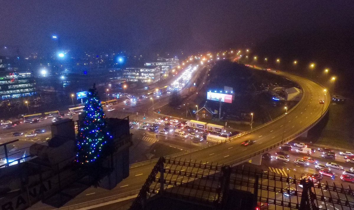 Vilniuje sužibo danguje iškeltos kalėdinės eglutės