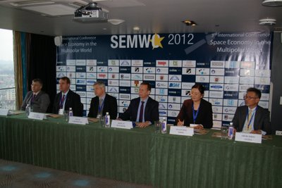 SEMWO 2012 spaudos konferencija.Lietuvos kosmoso asociacijos nuotr.