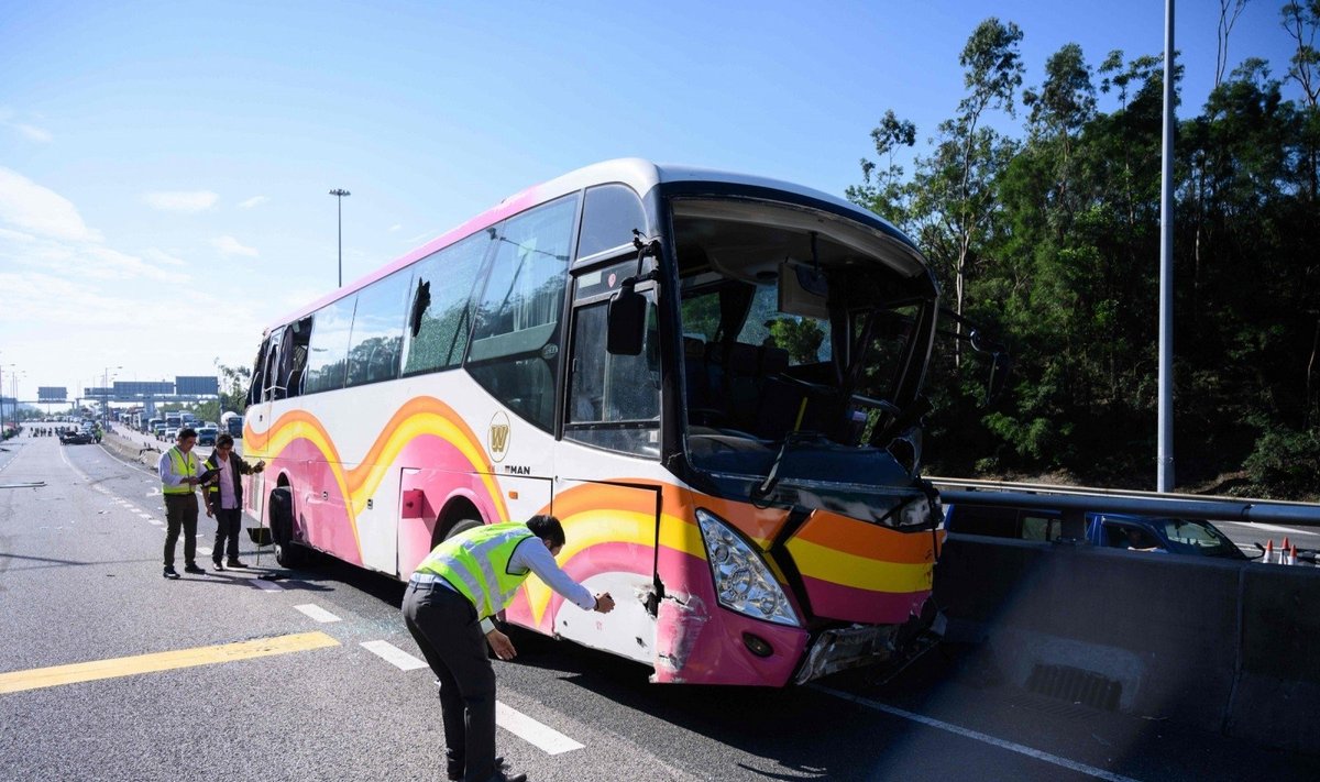 Honkonge per autobuso avariją žuvo 5 ir buvo sužeisti dar 32 žmonės