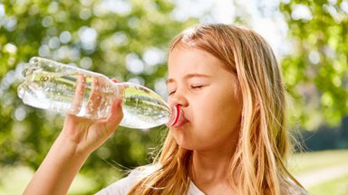 Gydytoja primena, kiek vandens pagal amžių turėtų išgerti vaikai ir kaip atpažinti pirmuosius dehidratacijos simptomus