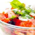 Lengvos salotos su daržovėmis ir tunu
