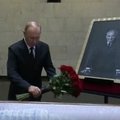Rusijos TV paviešino, kaip Putinas padėjo gėlių prie Gorbačiovo karsto