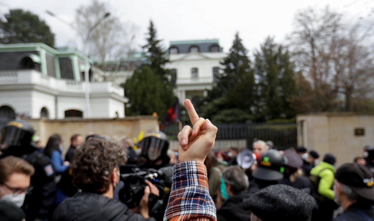 Čekijoje protestuotojai susirinko prie Rusijos ambasados