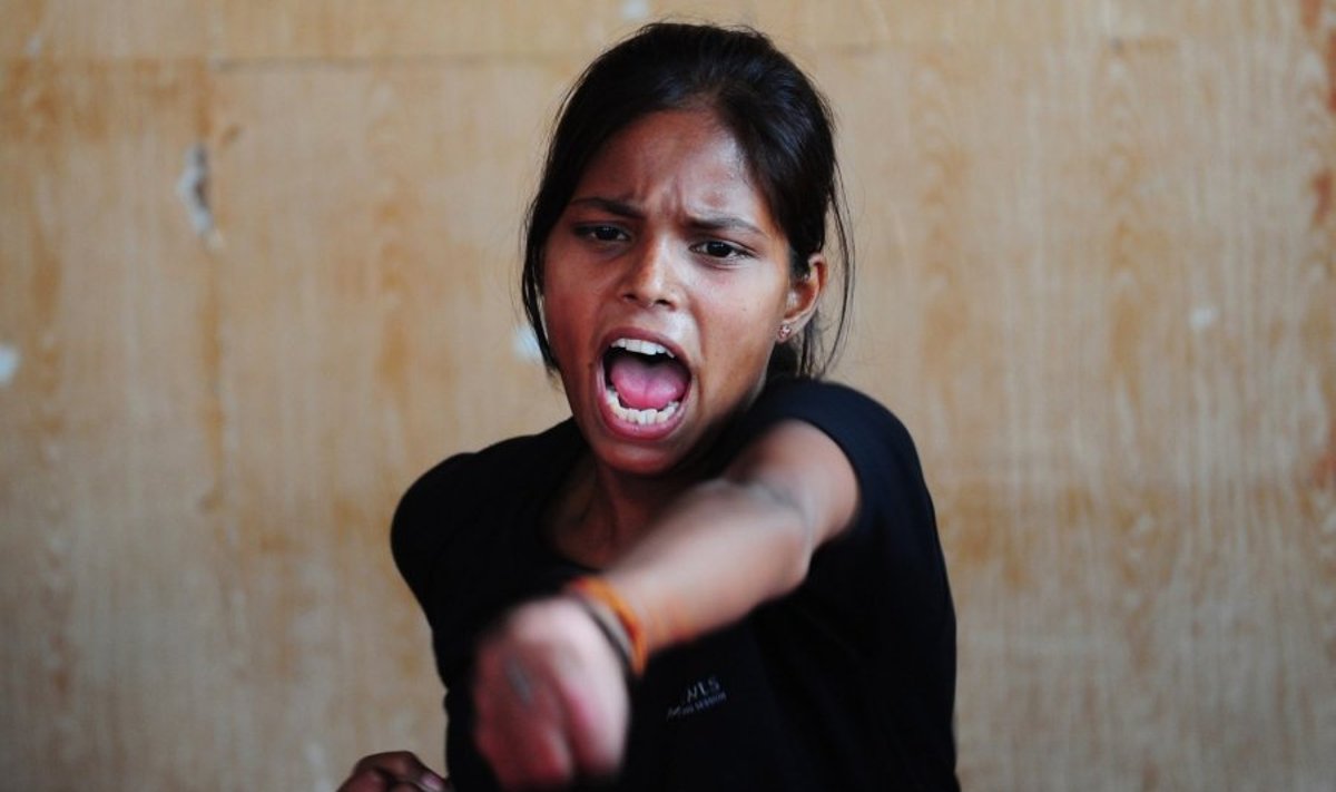 Indijos moterys ginasi nuo prievartautojų – steigia kovotojų būrius
