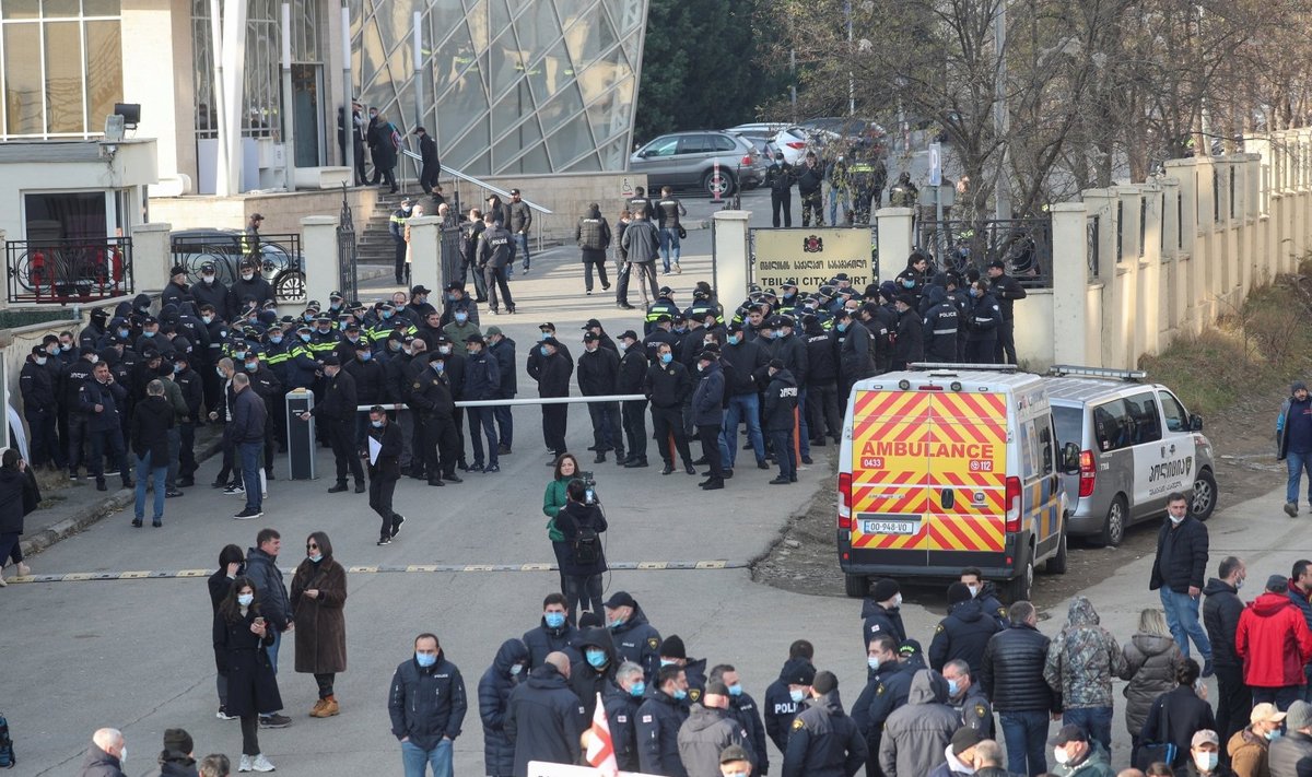 Saakašvilis atvežtas į Tbilisio teismą