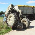 Klaipėdos r. „VW Golf“ apvertė traktorių „Belarus“ aukštyn ratais