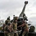 Estijoje ukrainiečiai mokėsi šaudyti iš haubicų FH-70