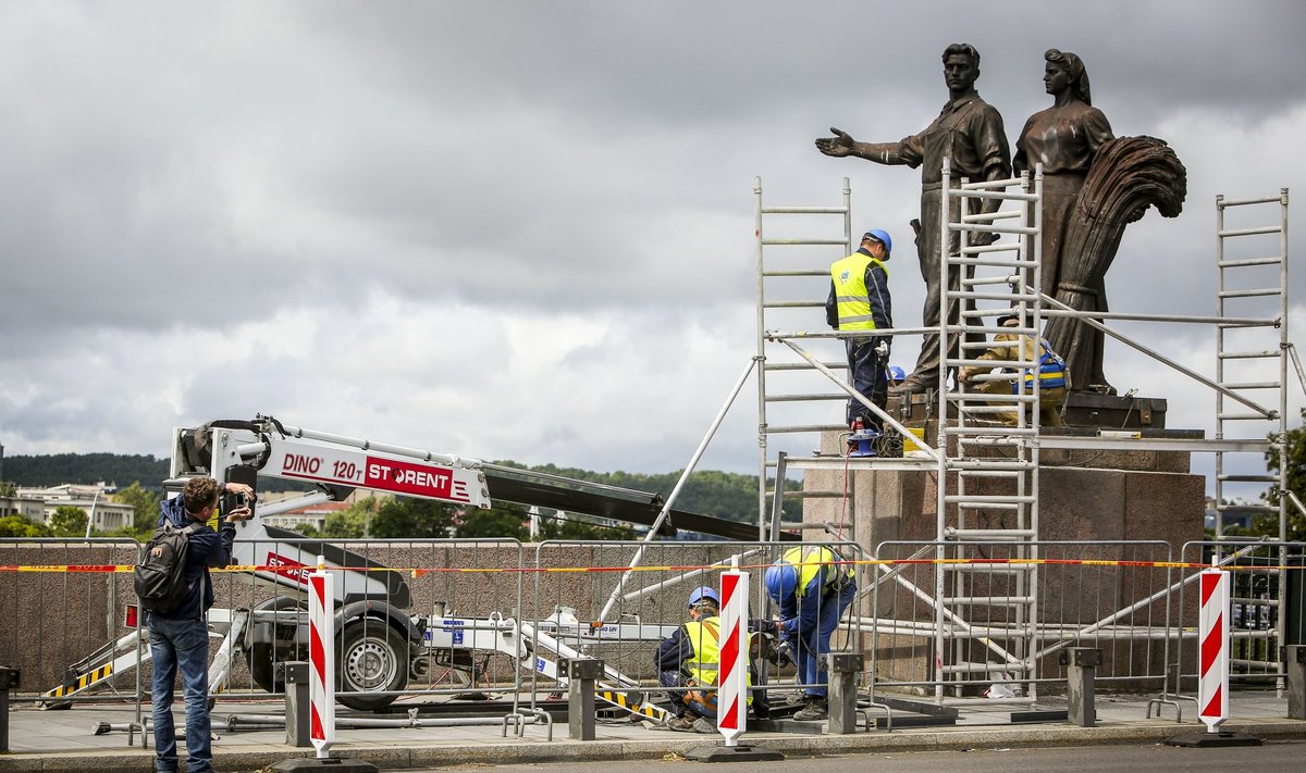sculptures being removed from Vilnius' Green Bridge