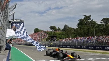 Spaudimą atlaikęs Verstappenas laimėjo jau penktąjį šį sezoną „Formulės-1“ etapą