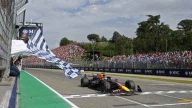 Spaudimą atlaikęs Verstappenas laimėjo jau penktąjį šį sezoną „Formulės-1“ etapą