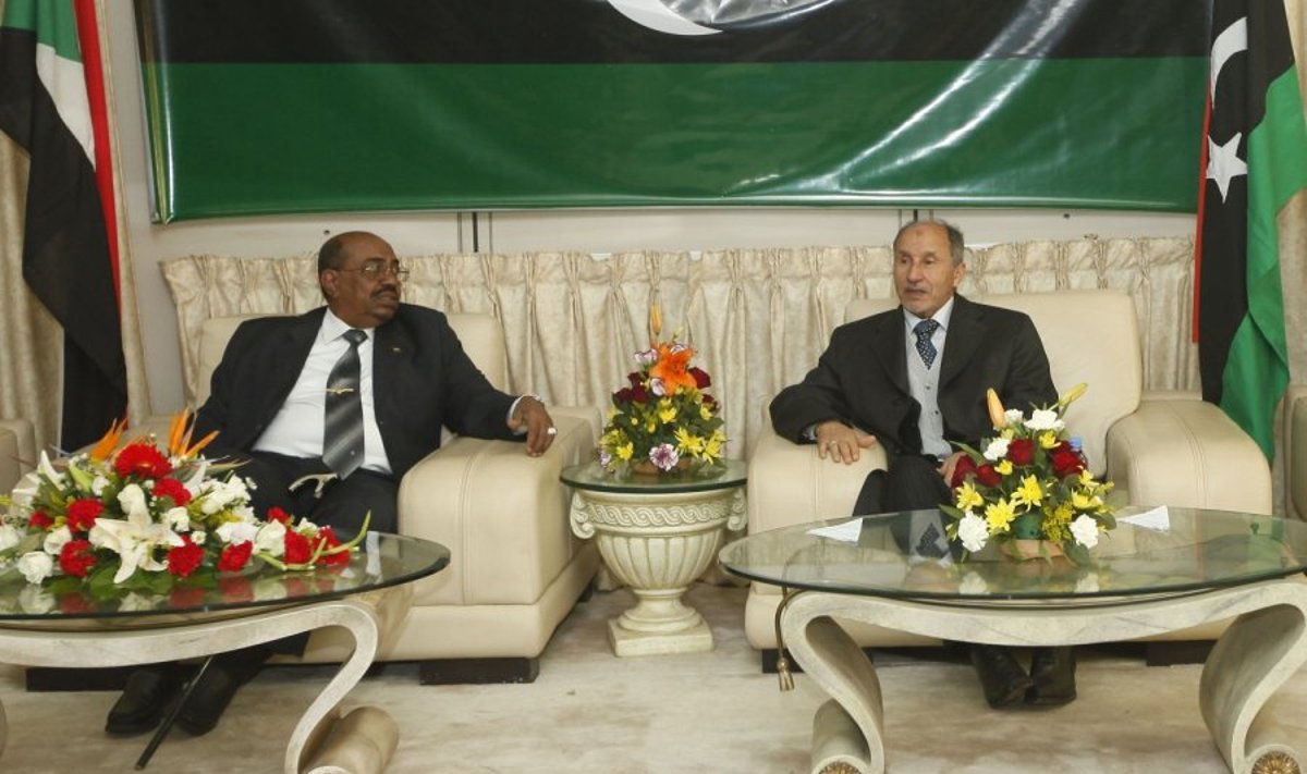 Mustafa Abdelas Jalilas (dešinėje) su Sudano prezidentu Omaru Hassanu al-Bashiru