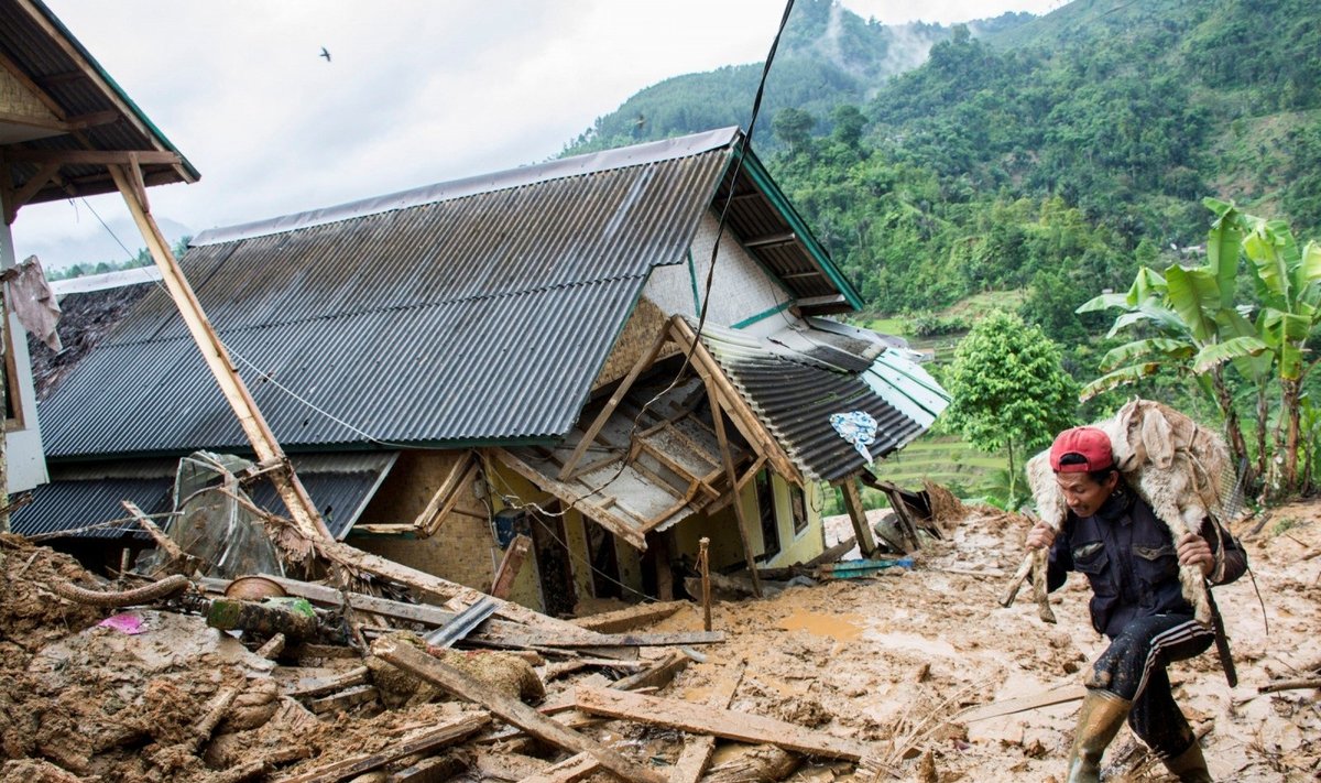Indonezijoje žemės nuošliaužos aukų padaugėjo iki 32