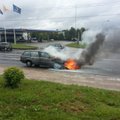Vilniuje užsidegusį automobilį pamatę žmonės ėmė skambučiais atakuoti pagalbos centrą