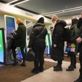 Rusijoje – nesibaigiančios eilės prie bankomatų, stringantys mokėjimai, bet prekių dar netrūksta
