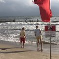 На пляже в Паланге – предупреждение: не соблюдающих правила спасатели спасать не обязаны