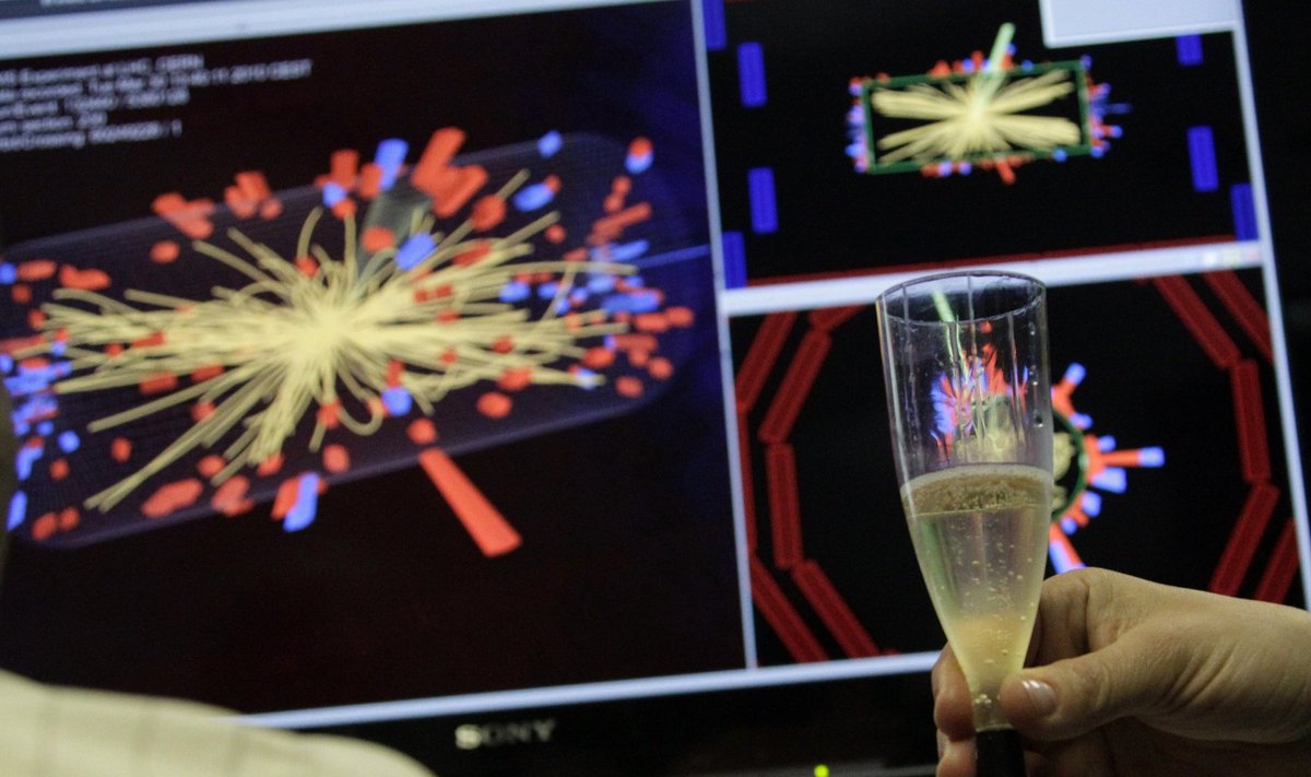 Keliama šampano taurė po pirmo sėkmingo su LHC atlikto eksperimento