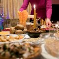 Lietuviškas šventinis stalas iš arti: kaip mitybos specialistai vertina dažniausius patiekalus