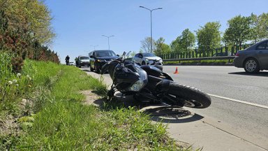 Vilniuje nuvirtęs motociklininkas trenkėsi į du automobilius