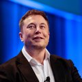 Elonas Muskas pašėlo – per oficialų „Gigafactory 3“ atidarymo renginį pradėjo šokti ir nusirenginėti
