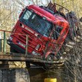 Neišlaikęs miškavežio svorio, Panevėžio rajone lūžo tiltas per Nevėžį