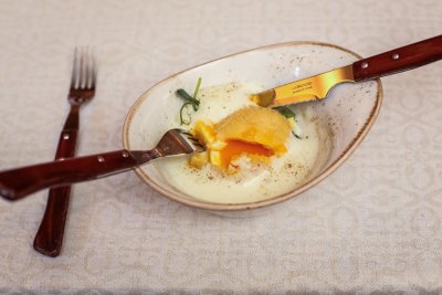 Kaimiškas kiaušinis su lėtai troškintais svogūnais ir šonine bei bulvių emulsija