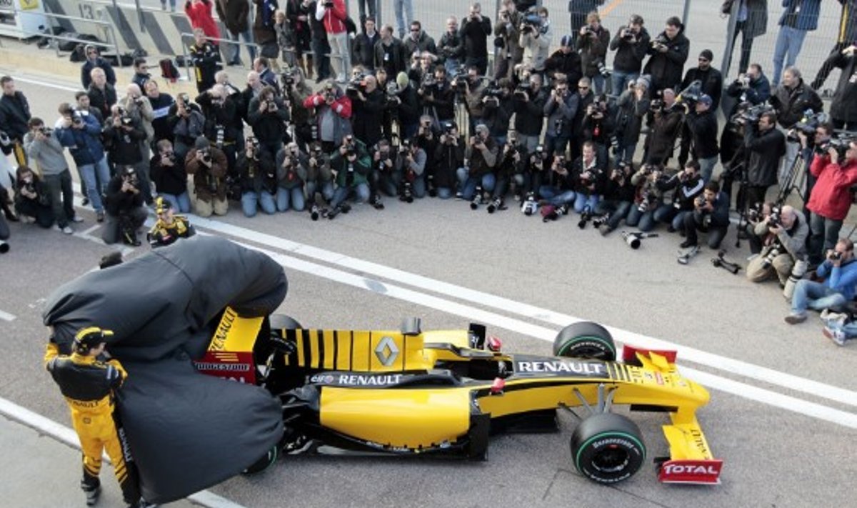 Robertas Kubica ir Vitalijus Petrovas pristato naujajį "Renault" bolidą