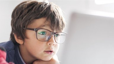 Paprastas būdas apsaugoti vaikų akis nuo ekranų skleidžiamos mėlynosios šviesos