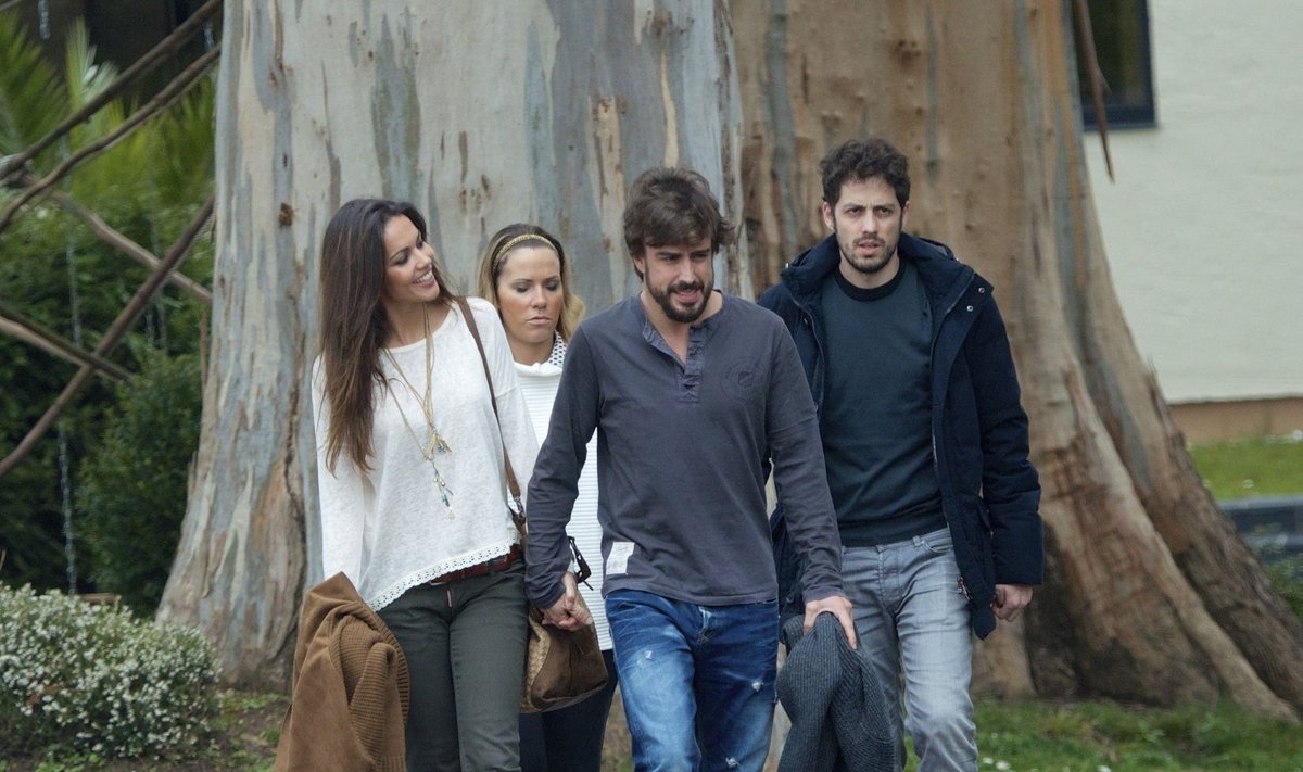 Fernando Alonso ir Lara Alvarez su draugų pora