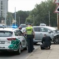 В Вильнюсе произошло ДТП, один автомобиль оказался на газоне, другой - на тротуаре