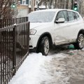Vilniuje, Žvėryne, po susidūrimo BMW nuskrido į tvorą