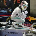 L. Hamiltonas nugalėjo Singapūre ir tapo „Formulės-1“ čempionato lyderiu