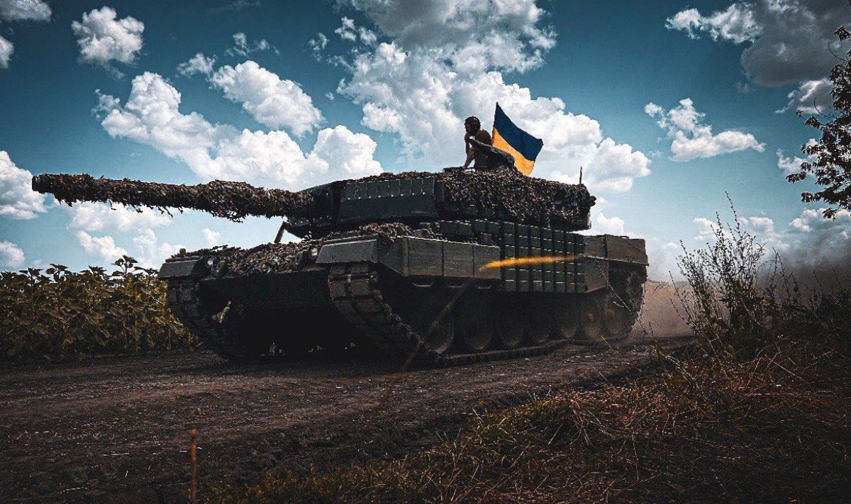 Ukrainos tankas Leopard 2 su papildoma Kontakt 1 apsauga