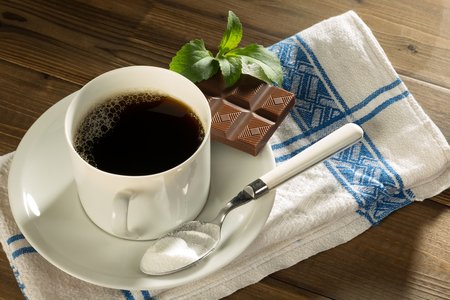 Stevija šalia kavos ir šokolado 