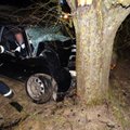 Kauno rajone automobilio nesuvaldęs vairuotojas rėžėsi medį, prispaustą keleivį vadavo ugniagesiai
